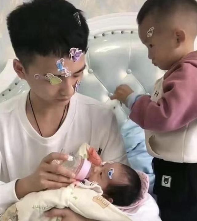 孩子|最年轻爸爸走红,带娃被误认为是哥哥,妈妈解释道这是娃他爸