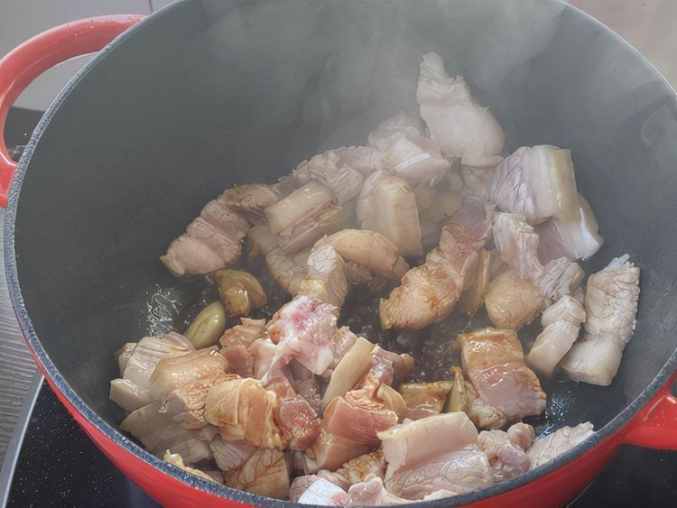 红烧肉的新吃法，配上土豆，香而不腻