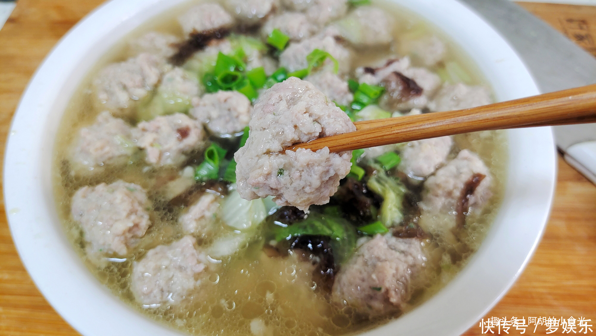 “生汆丸子”的做法,口感滑嫩,比炸的要好吃