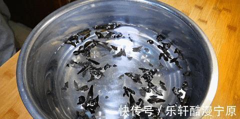 泡软|夏天没胃口试试这一黑一白的凉拌菜，一拌就上桌，家人都说好