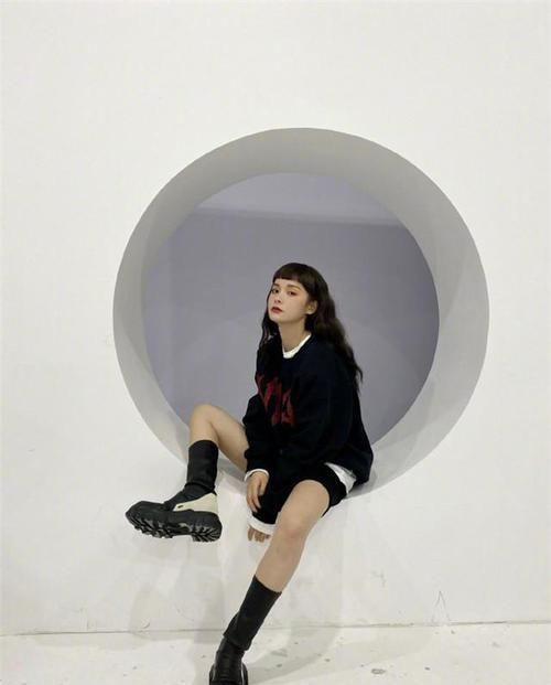 不穿风衣照样高级！看今年流行的卫衣风潮，学会“叠穿”才更时髦