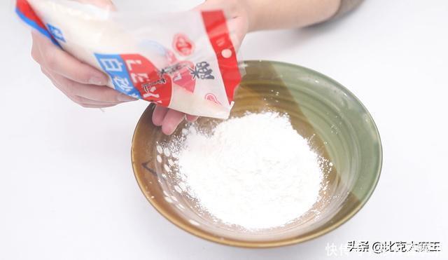 贴春联别再用胶带了,用一招轻松搞定,平整又牢固,看完能帮大忙