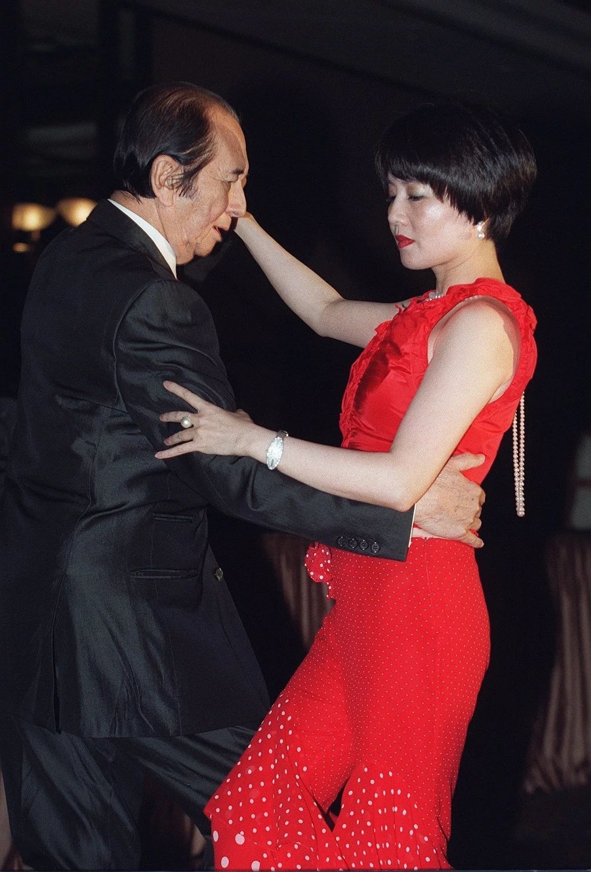 身材比例|赌王四太梁安琪气质绝了,穿一条黄色连衣裙身材比例出众,超洋气