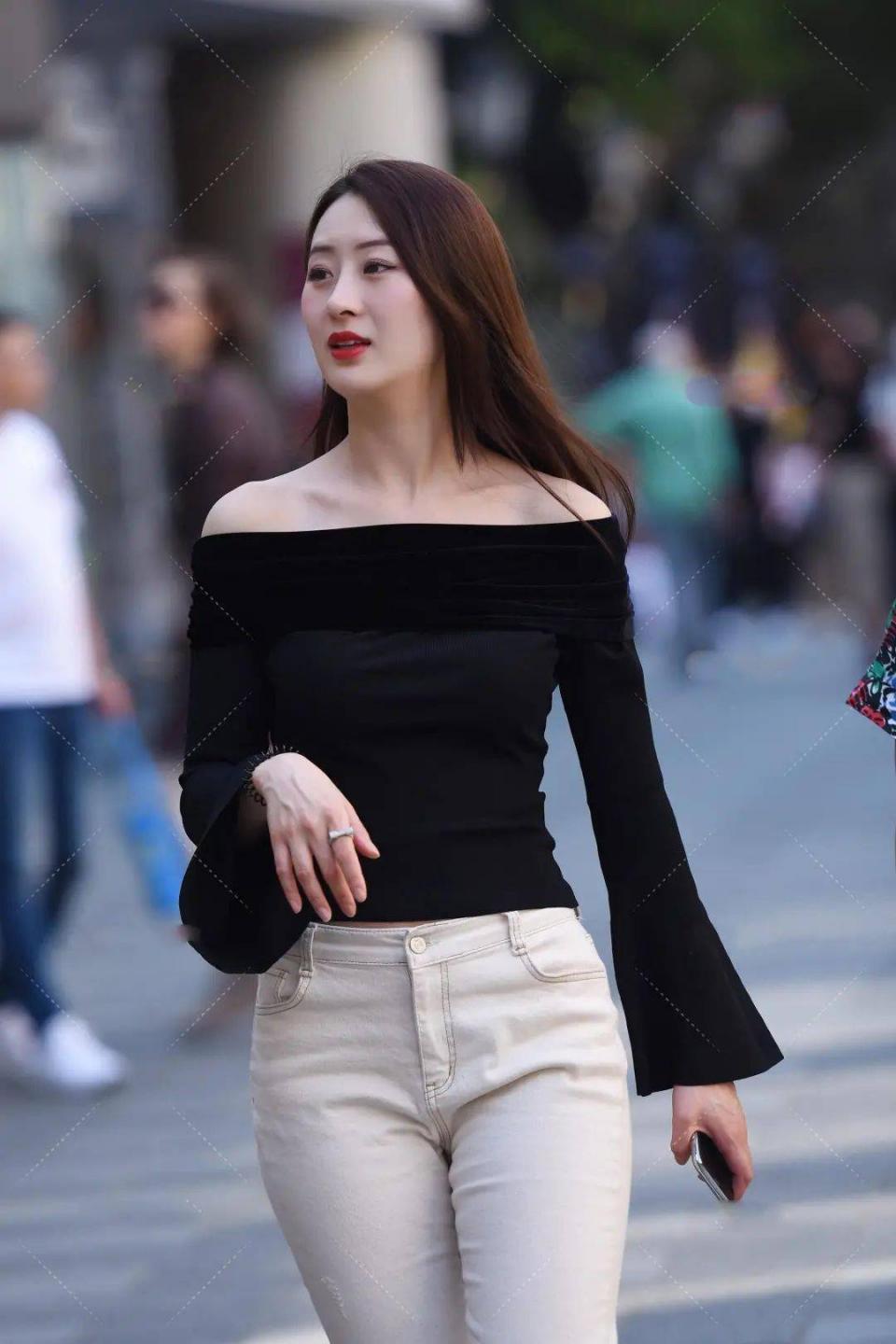 这件|美女街拍:黑色一字肩显女人味,这件轻熟风格的上衣,增添了一分优雅气息