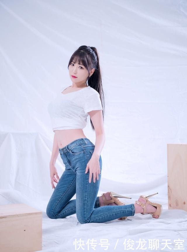 都是小蛮腰配牛仔裤,路人和模特感觉完全不一样