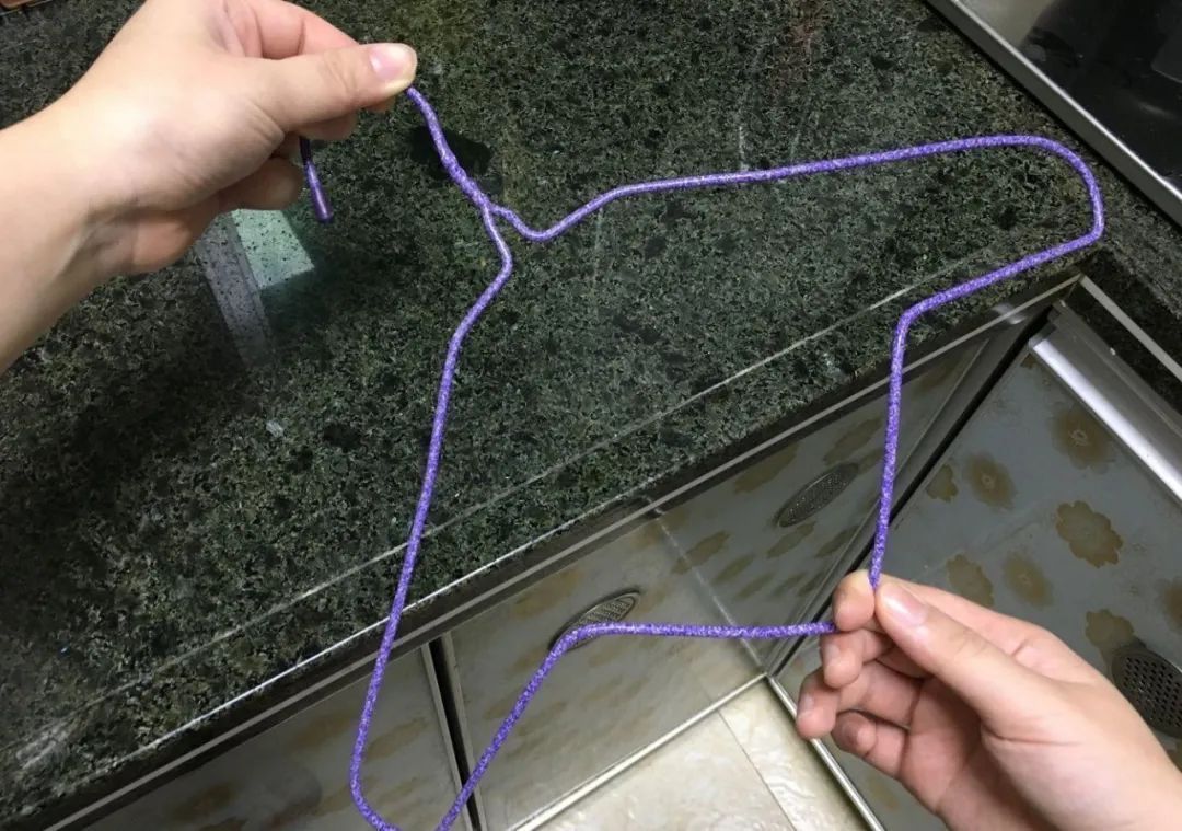 厨房|生活家:旧衣架别再扔了,折一折,放在厨房有大用处