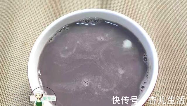 白头发最怕这黑色食材,一碗成本几块钱,常喝气色好,白发变少了