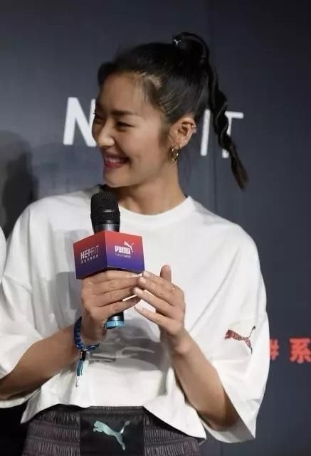 冬天别披着头发，有臃肿感，试试这4款扎发，今年超火