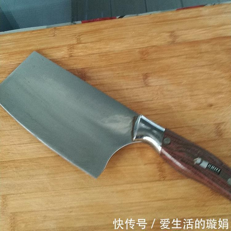 旧菜刀不锋利，刀锋抹点“小东西”，切肉可真快