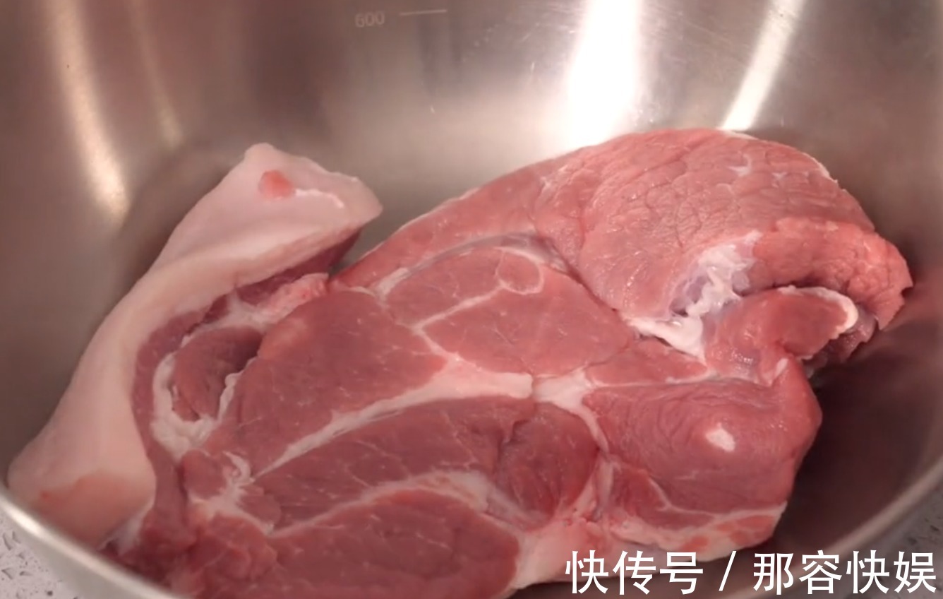 想吃叉烧肉不用买,一个电饭煲就搞定,方法简单,看着就流口水!