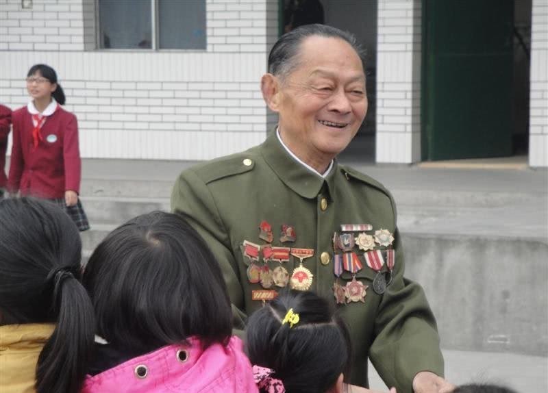 电影|他参加上甘岭战役是营教导员,看了电影《上甘岭》,评价是十个字