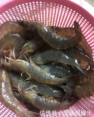 细嫩|煮虾时,放香油跟放盐都不对!只需加点它,肉质细嫩,新鲜无腥味