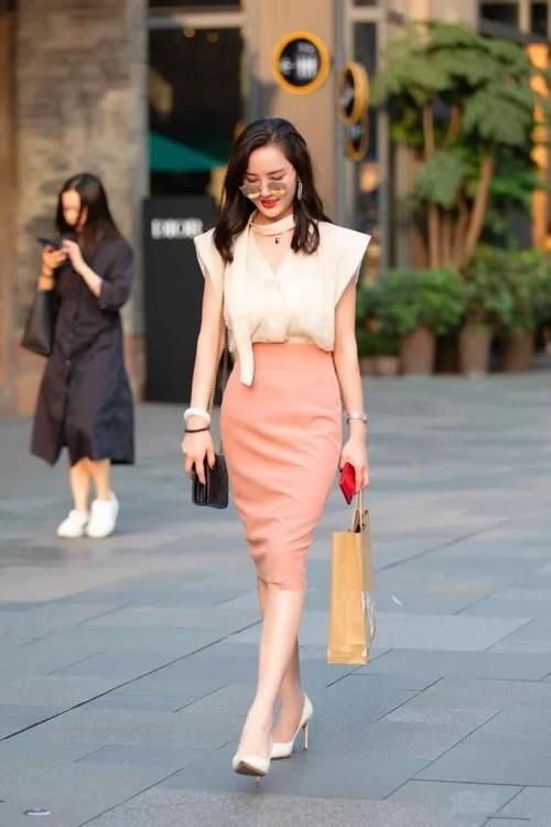 女神穿上一双粉红色的尖头高跟鞋，让她显得更加的青春与靓丽