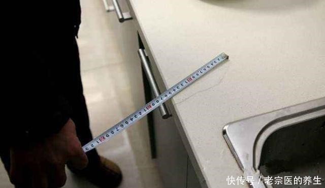 石英石|石英石台面才用了几年，全是裂缝，全是因为“柜体落差”！