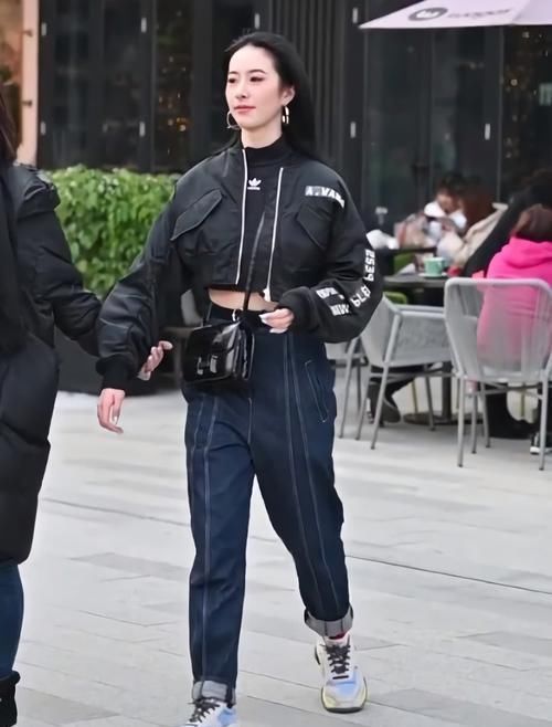 街拍美女黑衣蓝裤的小姐姐好帅气，抬脚就被“猫印鞋”抢镜了