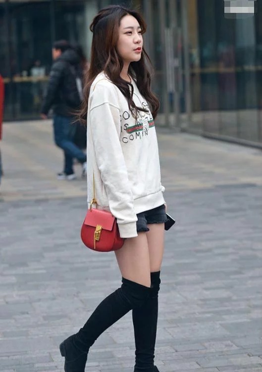 街拍:身材不错的小姐姐,披肩的长发,尽显女性魅力