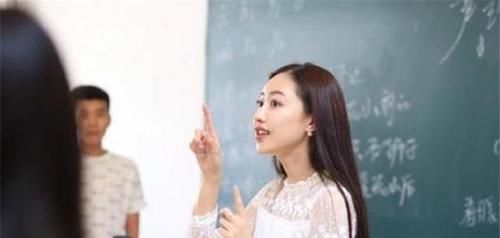 老师穿“洛丽塔”上课, 学生们兴奋不已, 家长却怒斥: 带坏孩子