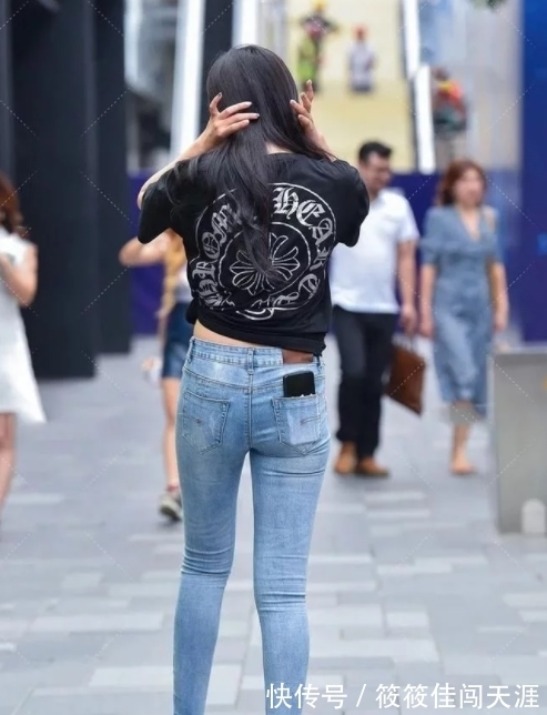 穿搭|街拍:当黑色短袖遇上牛仔裤+帆布鞋穿搭青春休闲又显白