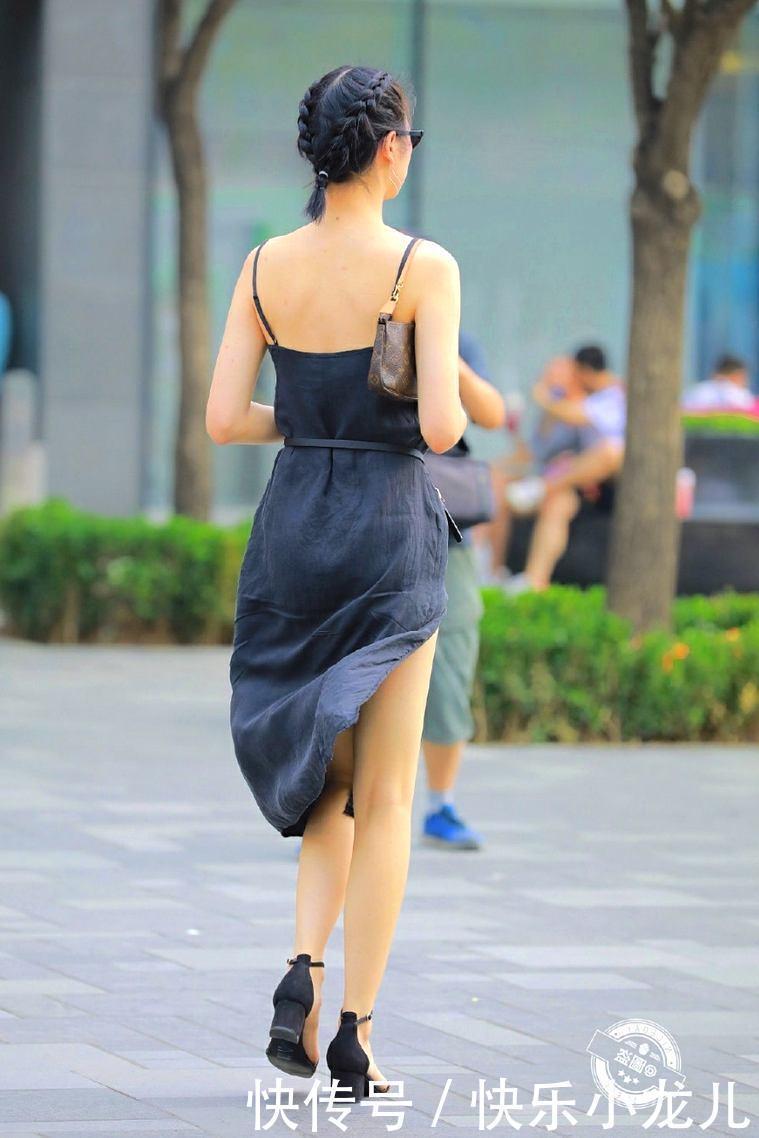 外型|羞涩小姐姐穿黑色连衣裙,小墨镜酷酷,显瘦百搭