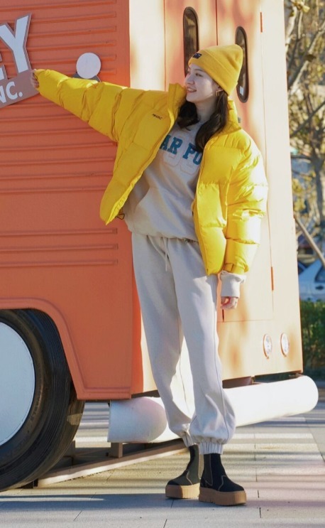 紧身裤|2022年羽绒服怎么穿才洋气?时髦精都在这样搭配,照着穿都很美!