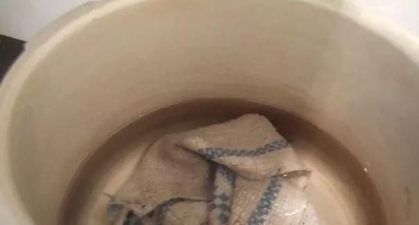 婆婆|厨房的抹布“油腻腻”向婆婆讨教一招,扔水里泡,再脏也能干净