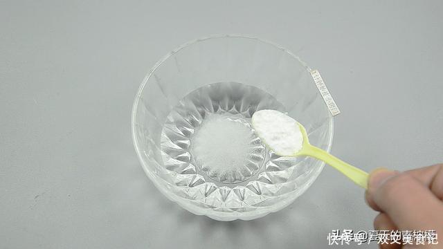 每次洗衣服前倒一碗,不管多脏的衣服,洗完后洁白如新,又学一招