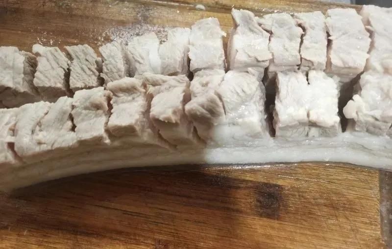 过年在家做饭 脆皮五花肉太香了