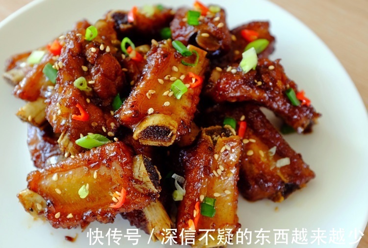 做糖醋排骨，先放醋还是先放糖多数人不注意，难怪口感差还发黑