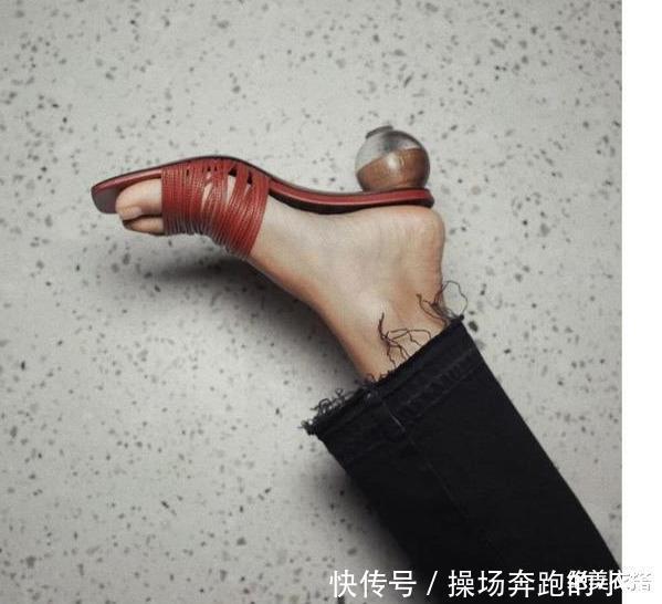 乖,穿高跟凉鞋的正确姿势送你,有了它,今夏的“女人味”有救了
