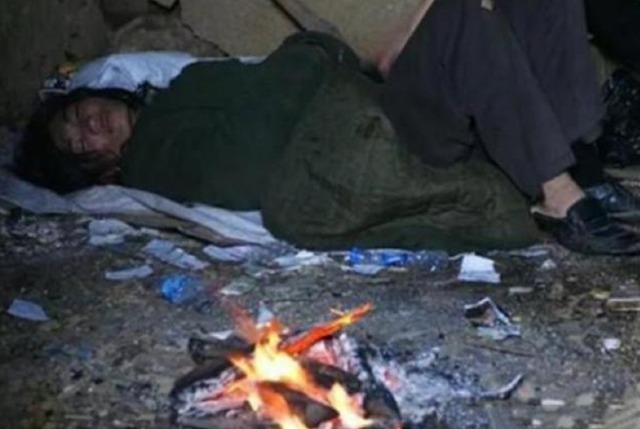 父母|“懒人巨婴”杨锁:刨坑上厕所,烧家具取暖,23岁被饿死家中