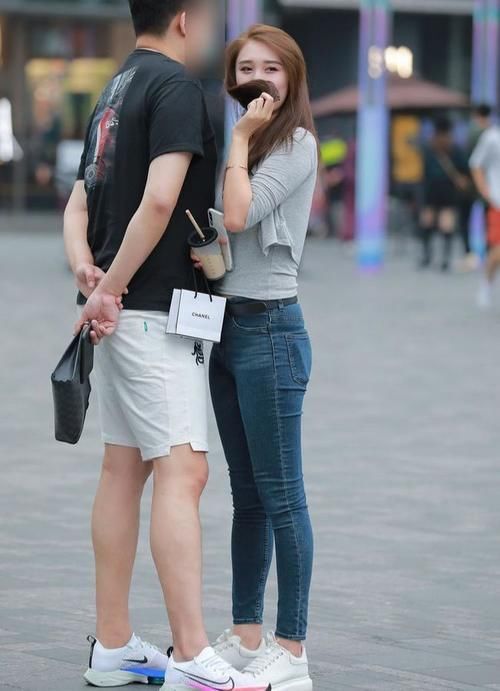 青春时尚 女神青春时尚,怎么穿才更美?牛仔裤是最佳方案!