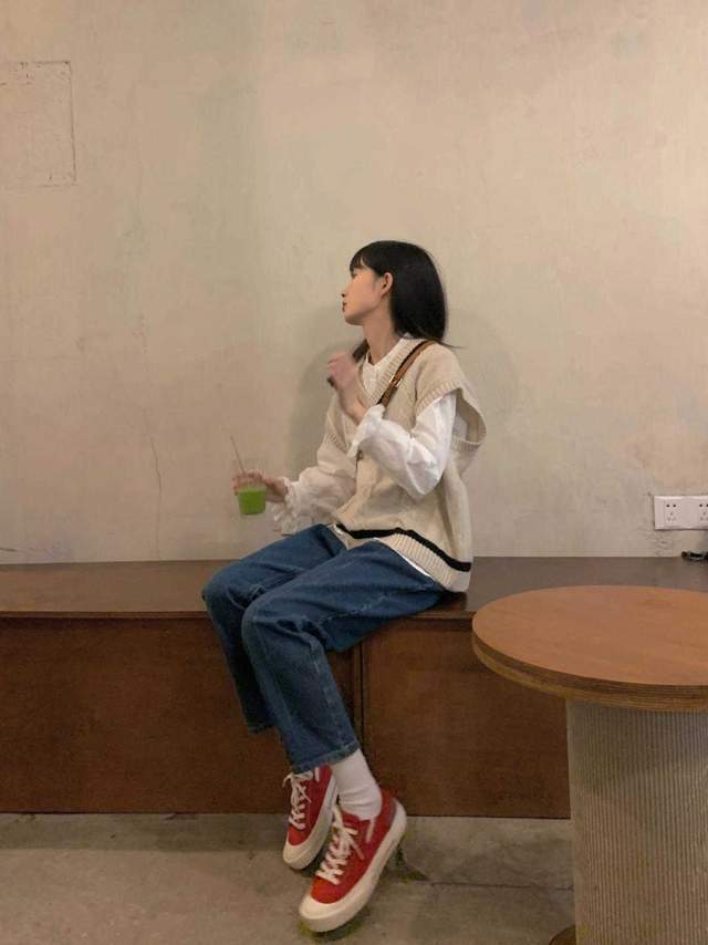 马甲|毛衣马甲背心穿搭指南，泡泡袖衬衫+牛仔裤，怎么看都显得很洋气