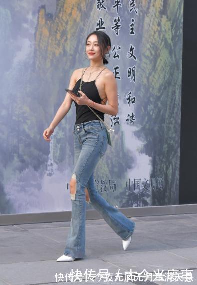 牛仔裤 黑色吊带搭配开洞的牛仔裤,设计风格独特,层次感丰富