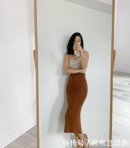 熟龄女性就别硬套日系小清新了，这样穿搭，知性又有女人味