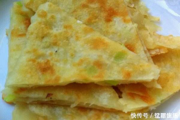 饺子皮|自从学会葱花饼此做法，孩子早餐点名要吃，不用和面2分钟烙一张