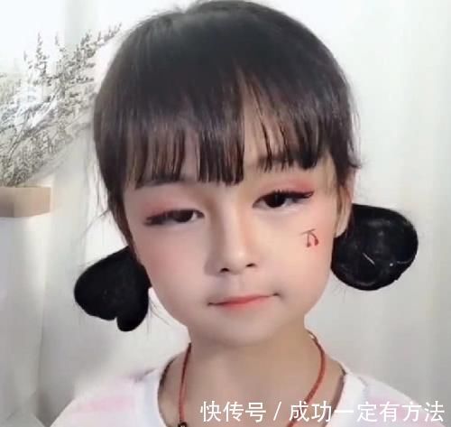 自制力|小学生“化妆”火了,模仿妈妈上粉底、眼影,看到“成品”后爱了
