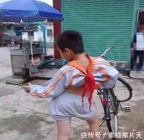 香烟|小哥心真大,水都快浸过床了还只顾着捞香烟