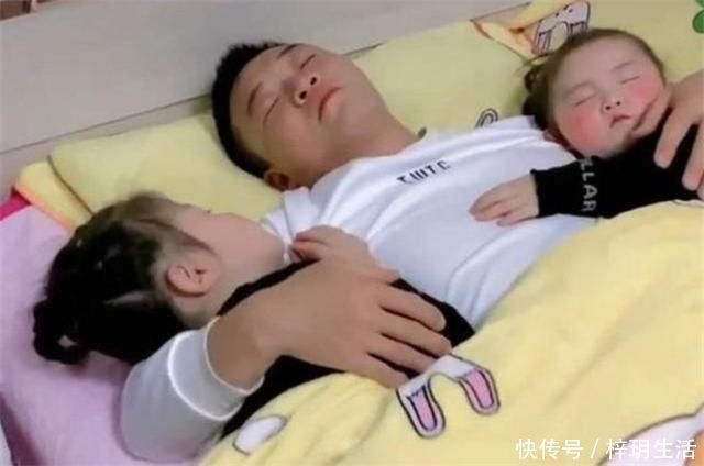 宝宝|三胞胎中男娃最“惨”,宝爸带三胞胎午睡走红,家庭地位一目了然