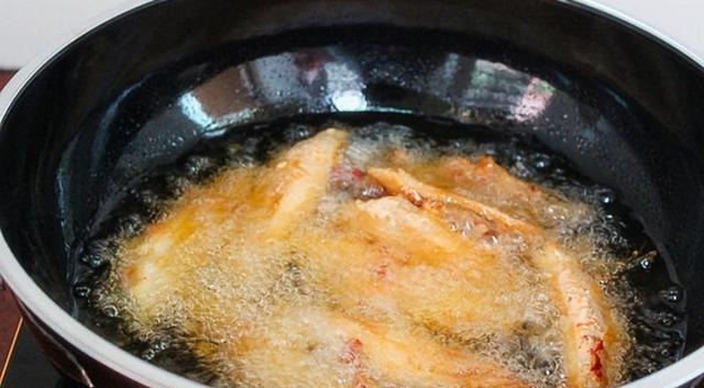 炸鱼时,有人用面粉有人用淀粉,都不对!学会正确做法,香脆好吃