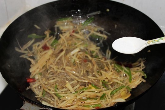 忠告炒土豆|忠告炒土豆不能放此物,吃了就是没病找病,现在知道还不晚!