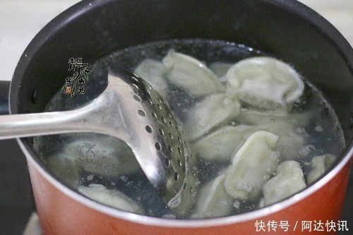 速冻水饺是开水下锅还是冷水下锅怎样煮不破皮来,统统告诉你