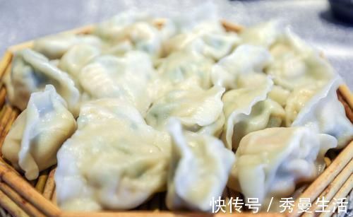 包韭菜馅饺子，最忌直接拌馅，教你此种做法，韭菜不出水更翠绿