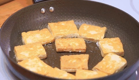 不碎|煎豆腐不要只放油,多加这样“东西”,豆腐不碎不粘锅