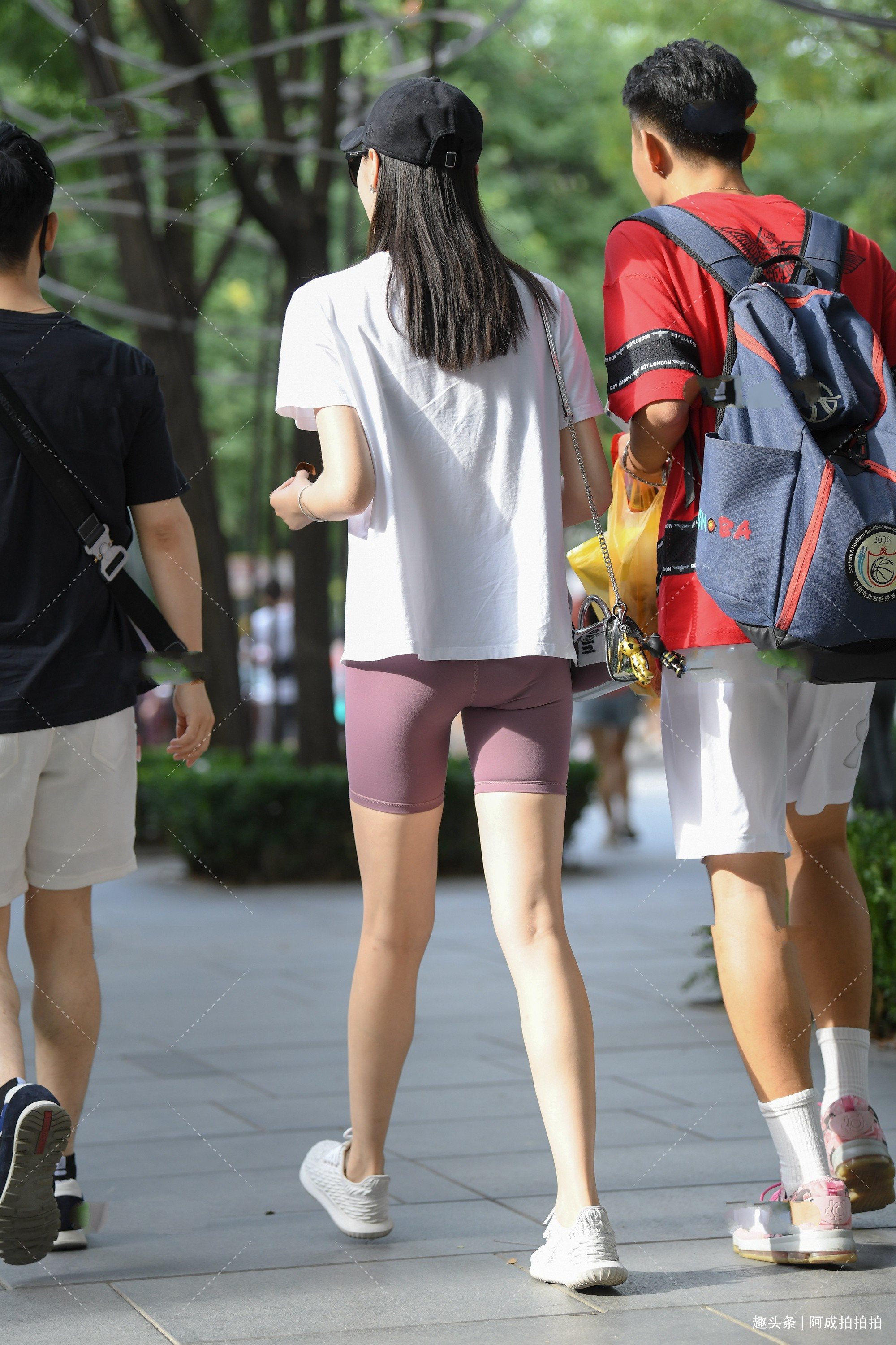 减龄|纯白T恤简单百搭,紫色运动短裤修身时尚,减龄又洋气