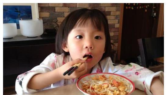 孩子|爱积食的娃是因面条吃多了？医生：给娃消积食，4种食物或要少吃