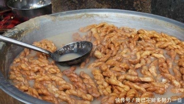 大叔用“洗衣盆”卖早餐4元1碗,每天5盆不够卖,外地人却咽不下