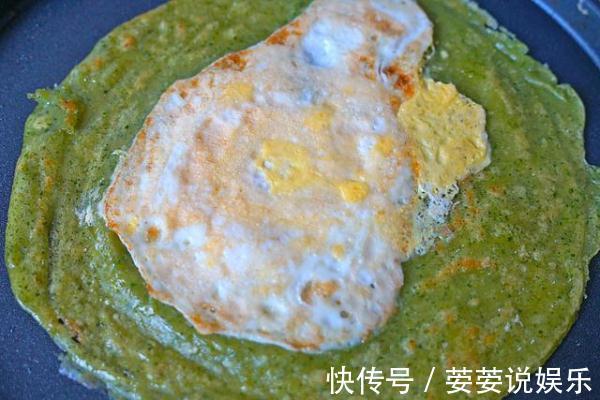 芹菜炒鸡蛋|用它这么做早餐饼够两个人吃,十分钟搞定,两块钱成本都花不到