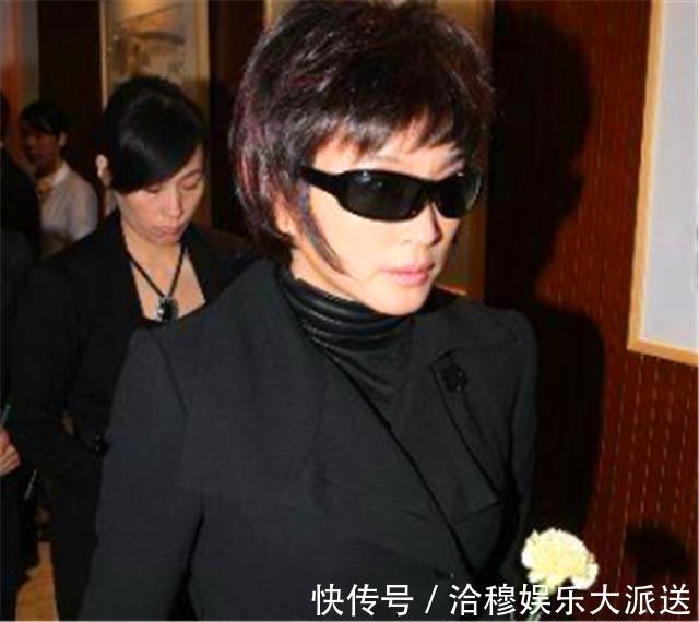 刘晓庆&2008年谢晋葬礼上,刘晓庆戴黑眼镜提大袋现金不收我就撒在大厅