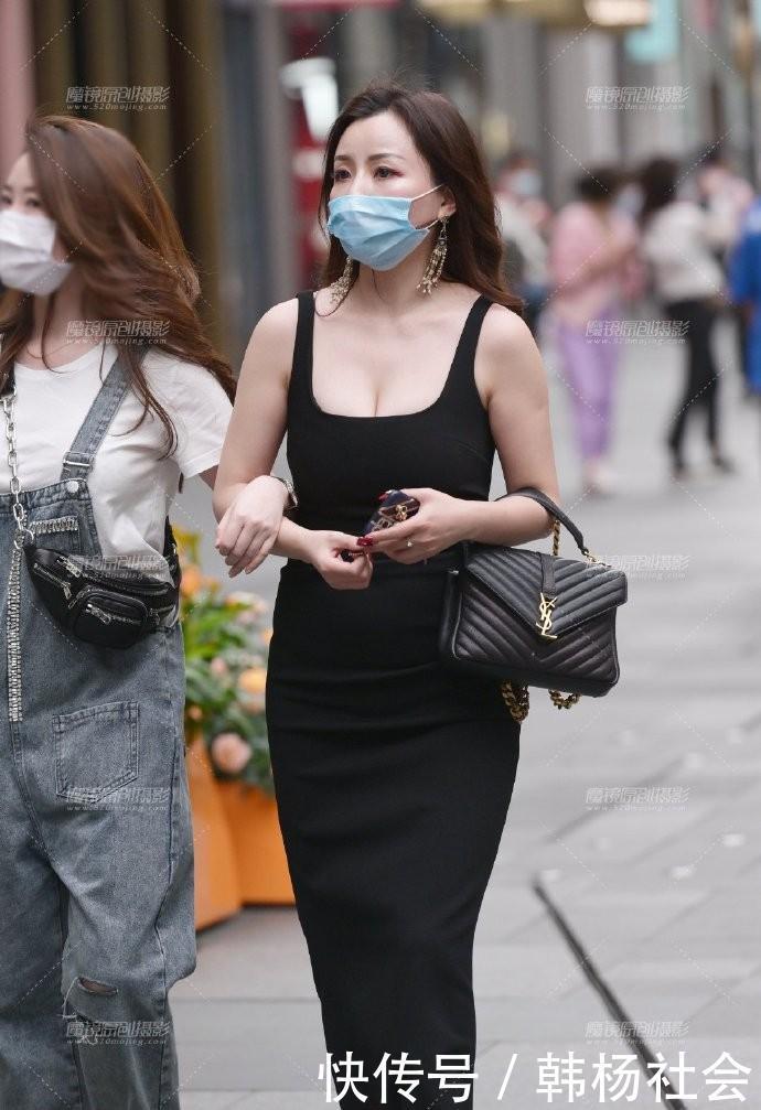 优雅|街拍贵妇姐姐太注重“形象”,选的裙子太窄,优雅的都“迈不开”腿了