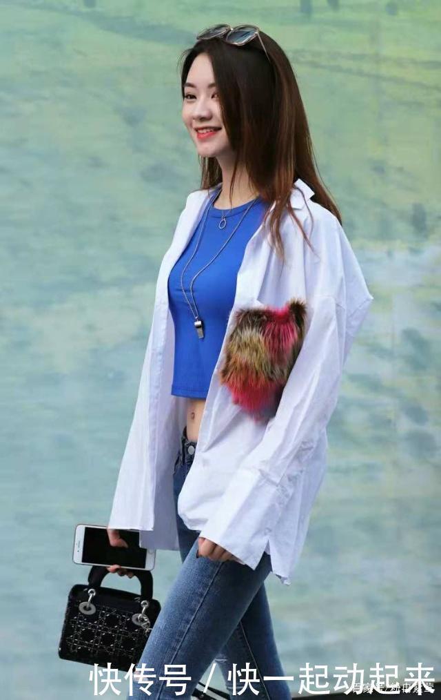 美丽|牛仔裤搭配白衬衫内搭蓝色T恤,青春靓丽,自信满满